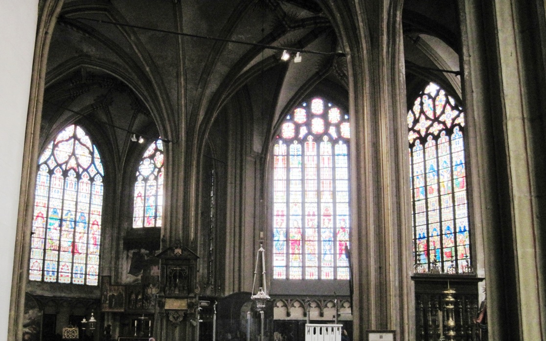 10- Bruges- Interno della Cattedrale e alcune vetrate